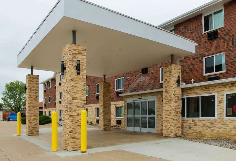 هتل Clarion Pointe Bettendorf  Quad Cities