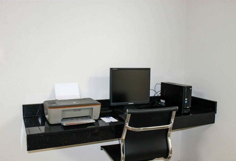 هتل Clarion Pointe Bettendorf  Quad Cities