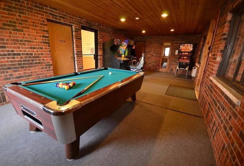 هتل Clarion Pointe Bettendorf  Quad Cities