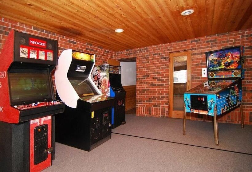 هتل Clarion Pointe Bettendorf  Quad Cities