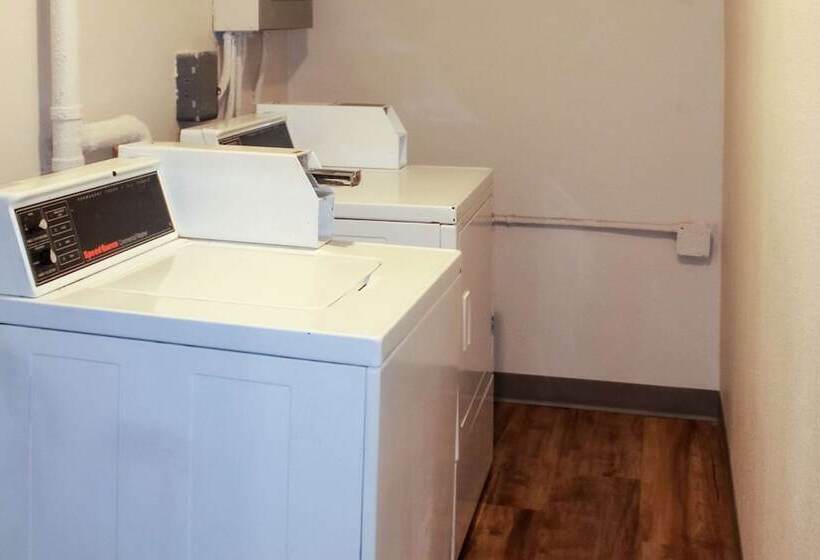 هتل Clarion Pointe Bettendorf  Quad Cities