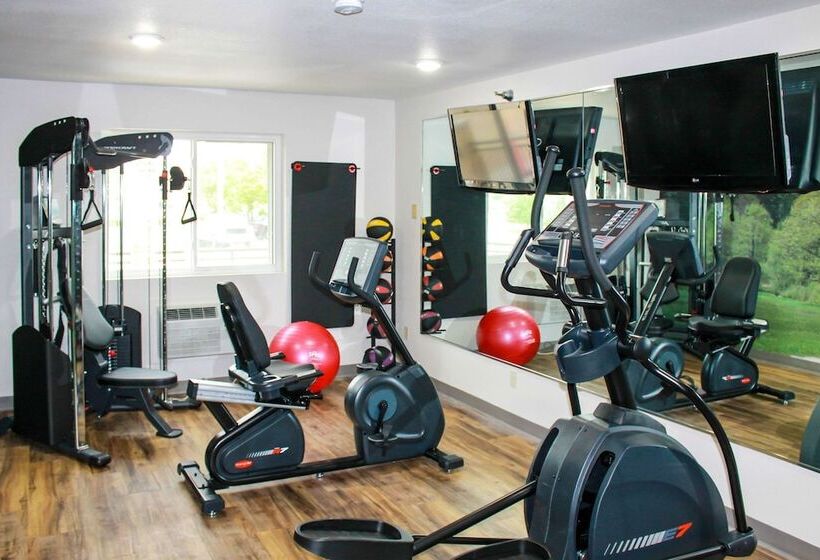 هتل Clarion Pointe Bettendorf  Quad Cities