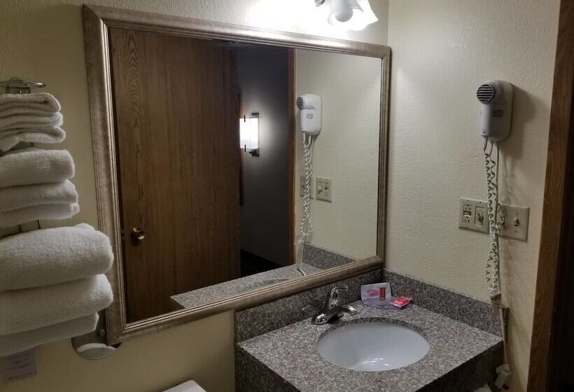 هتل Clarion Pointe Bettendorf  Quad Cities