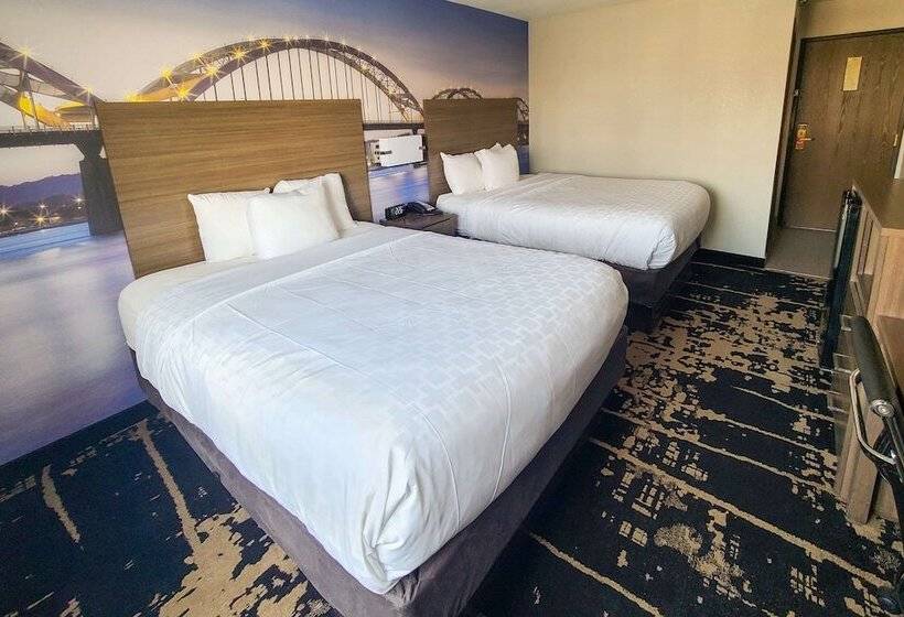 هتل Clarion Pointe Bettendorf  Quad Cities