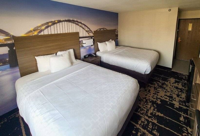 هتل Clarion Pointe Bettendorf  Quad Cities