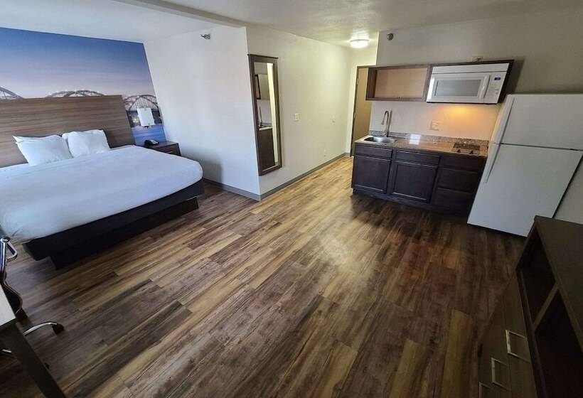 هتل Clarion Pointe Bettendorf  Quad Cities