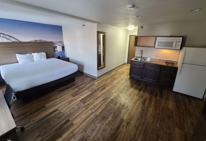 هتل Clarion Pointe Bettendorf  Quad Cities