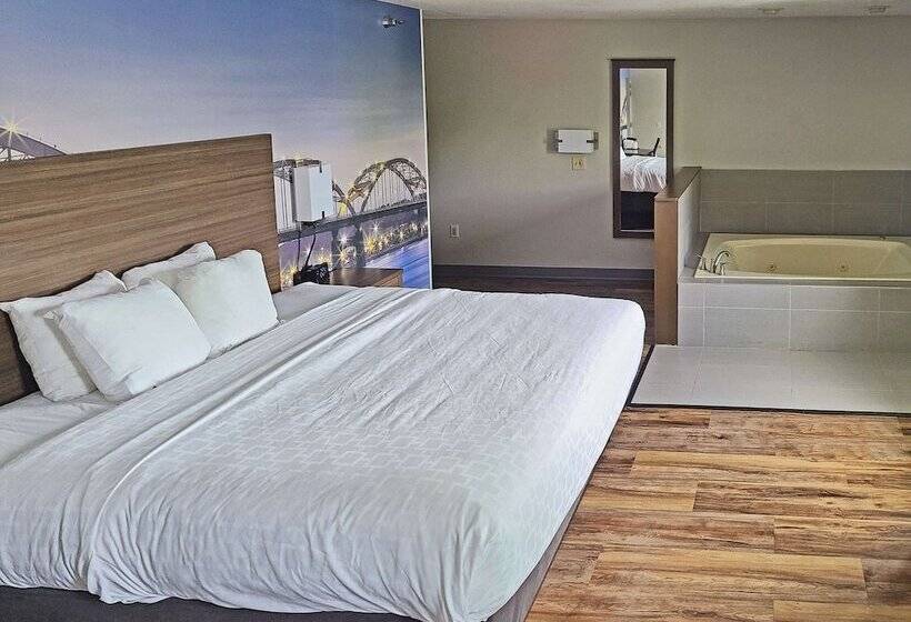 هتل Clarion Pointe Bettendorf  Quad Cities