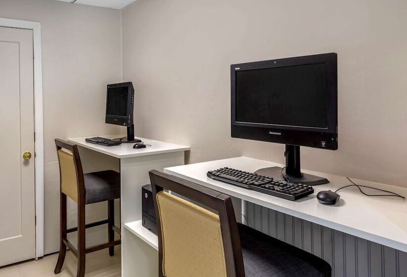 Отель Comfort Inn Hyannis  Cape Cod