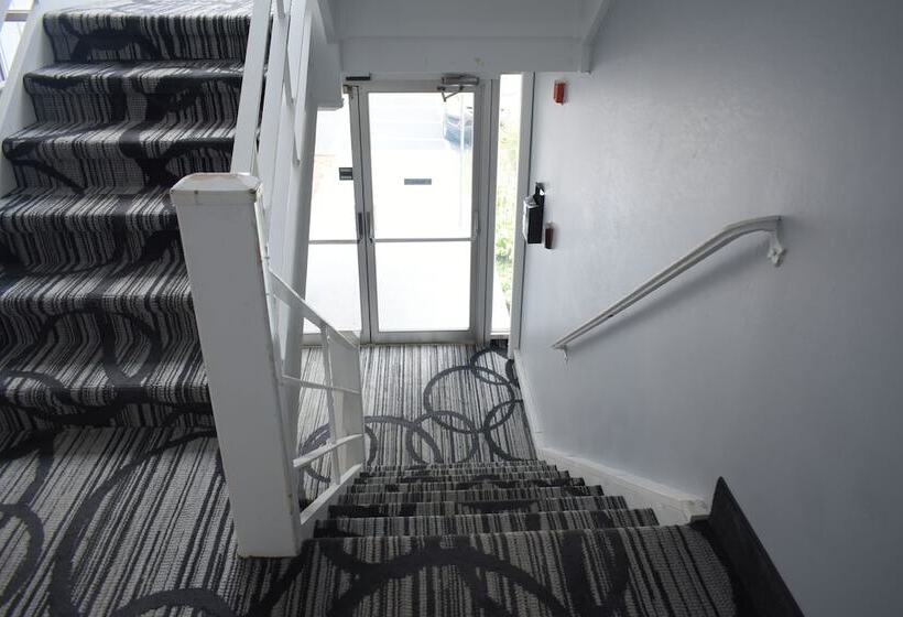 Отель Comfort Inn Hyannis  Cape Cod