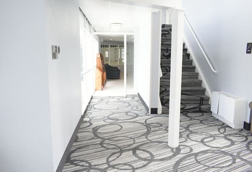 Отель Comfort Inn Hyannis  Cape Cod