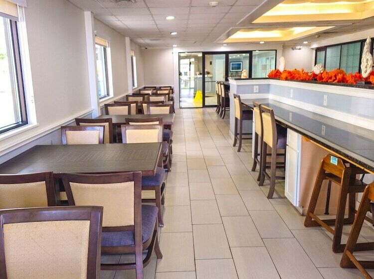 Отель Comfort Inn Hyannis  Cape Cod