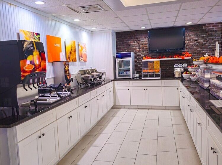 Отель Comfort Inn Hyannis  Cape Cod