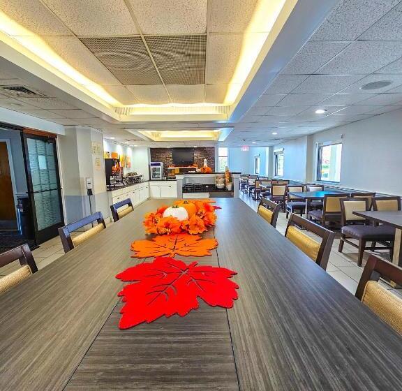 Отель Comfort Inn Hyannis  Cape Cod