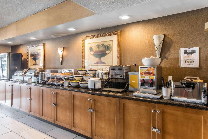Отель Comfort Inn & Suites Denver Northfield