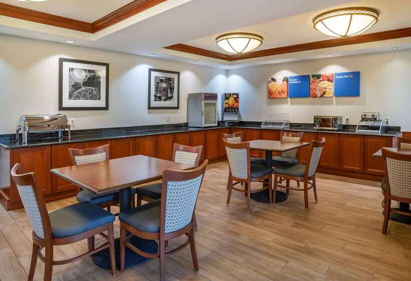 فندق Comfort Inn & Suites Newark  Wilmington