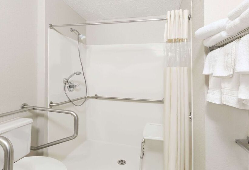 ホテル Days Inn & Suites By Wyndham Des Moines Airport