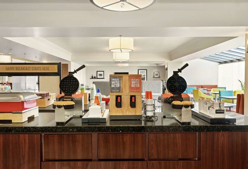 هتل Hampton Inn Portland Airport