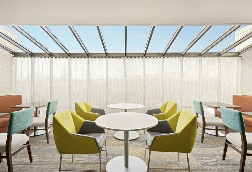 هتل Hampton Inn Portland Airport