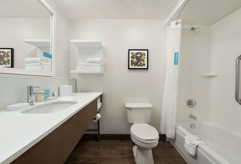 هتل Hampton Inn Portland Airport