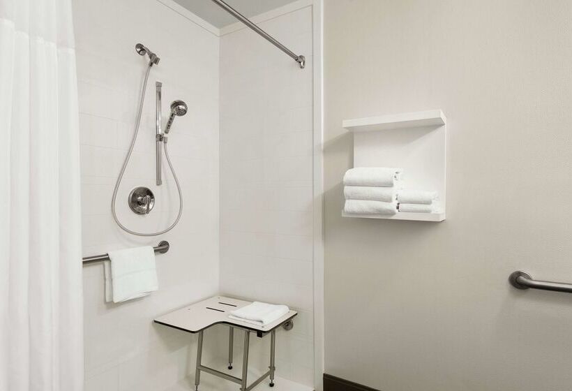 هتل Hampton Inn Portland Airport