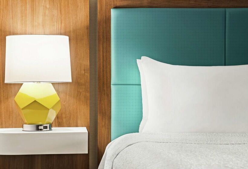 هتل Hampton Inn Portland Airport