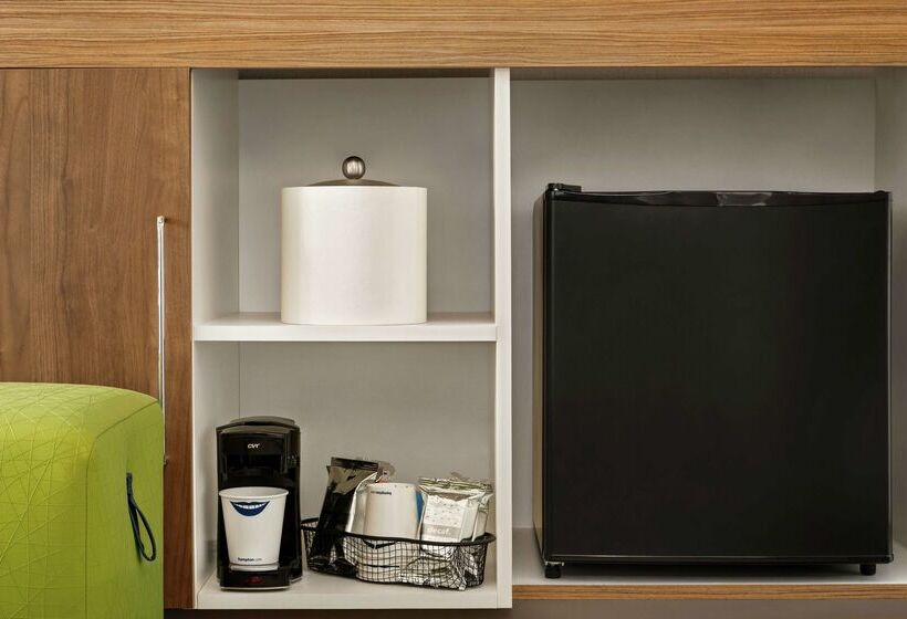 هتل Hampton Inn Portland Airport