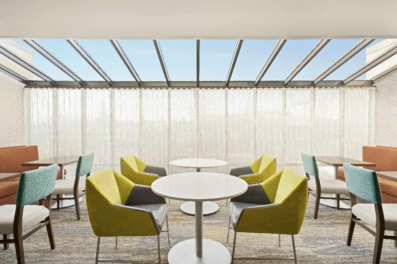 هتل Hampton Inn Portland Airport