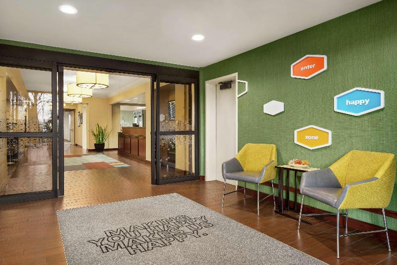 هتل Hampton Inn Portland Airport