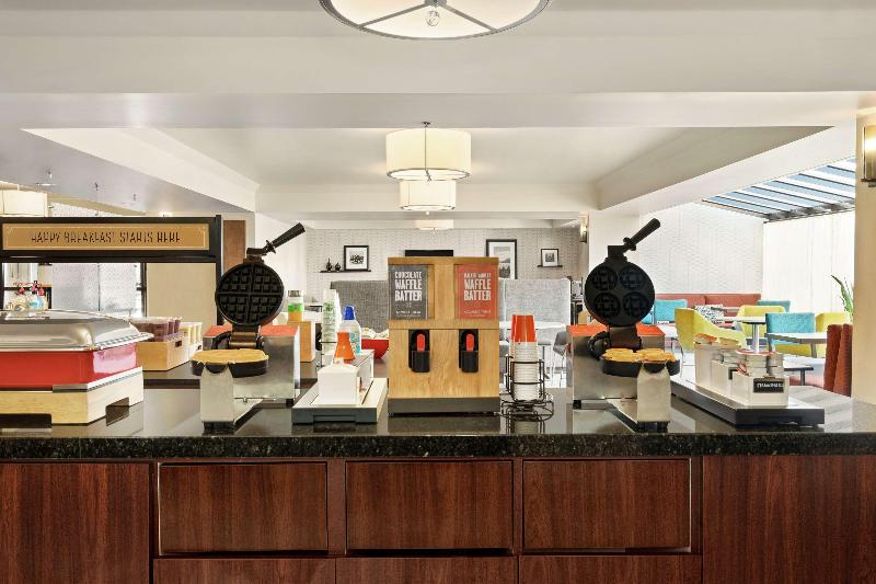 هتل Hampton Inn Portland Airport