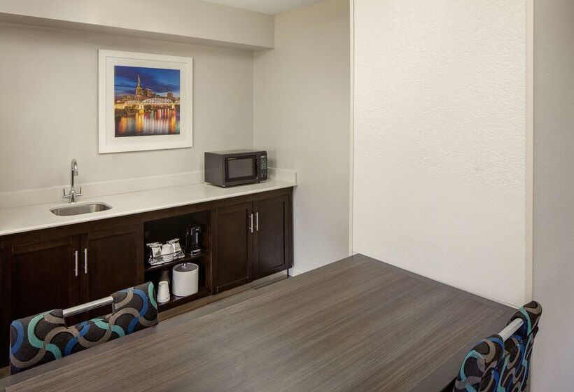 هتل Hampton Inn & Suites Nashvilleairport