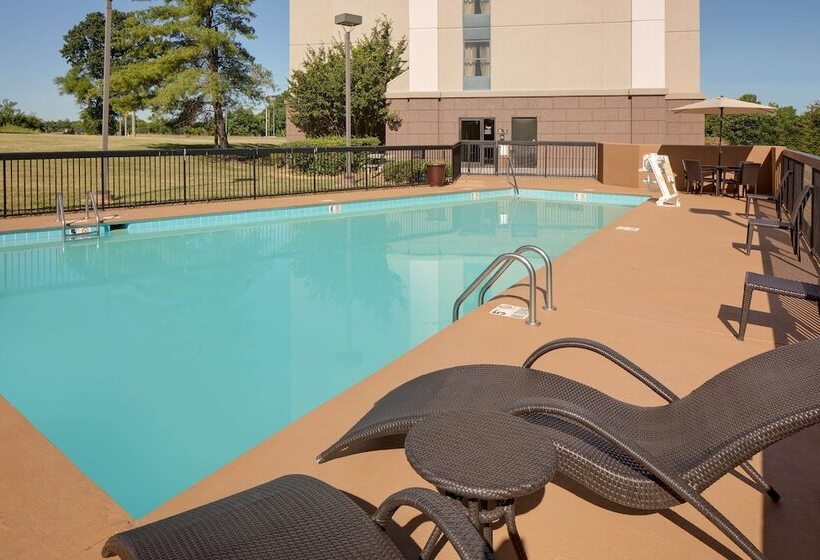 هتل Hampton Inn & Suites Nashvilleairport