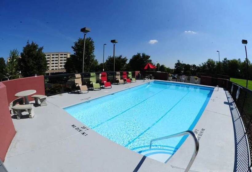 هتل Hampton Inn & Suites Nashvilleairport