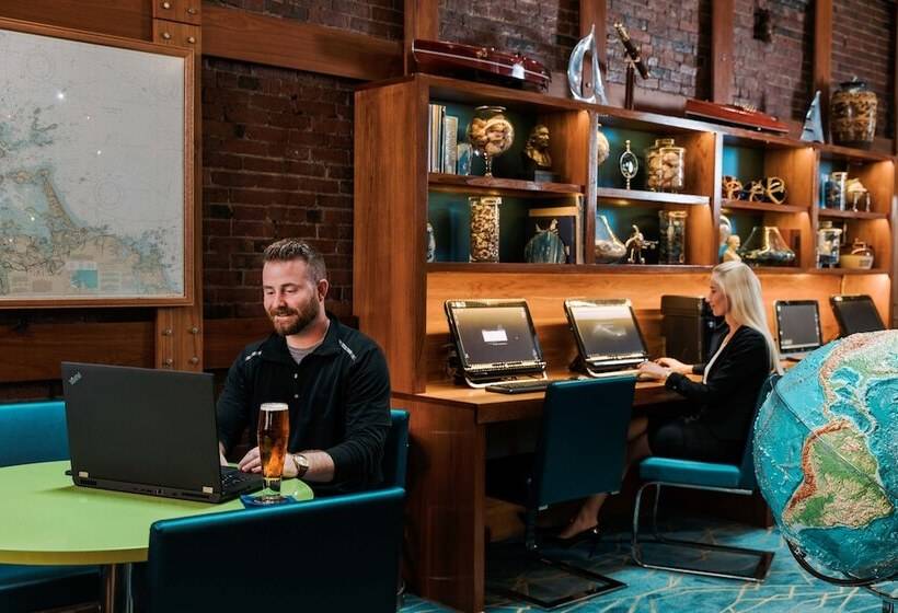 בית מלון כפרי Harborside Inn