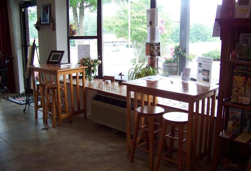 فندق Highland Manor Inn