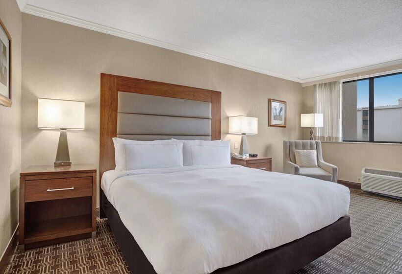 هتل Hilton Arlington National Landing