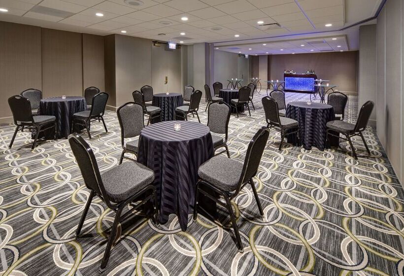 هتل Hilton Chicago O'Hare Airport