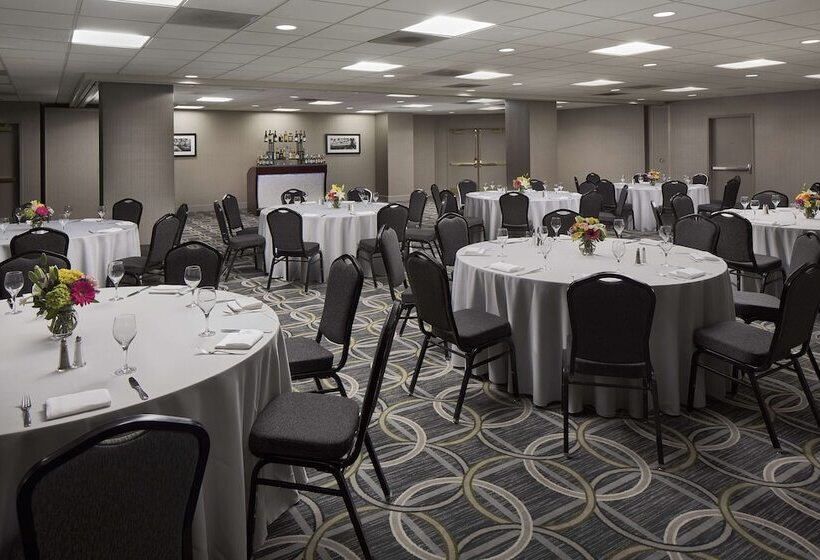 هتل Hilton Chicago O'Hare Airport