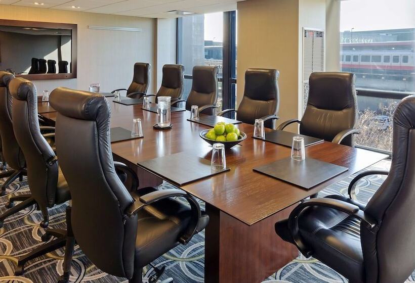 هتل Hilton Chicago O'Hare Airport