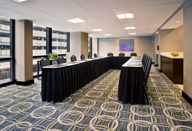 هتل Hilton Chicago O'Hare Airport