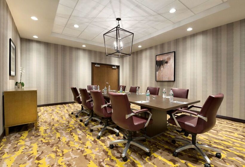 Hilton East Brunswick Hotel & Executive Meeting Center