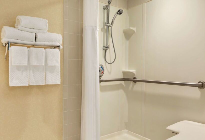 Hilton East Brunswick Hotel & Executive Meeting Center