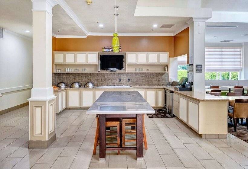 هتل Hilton Garden Inn Portland Airport