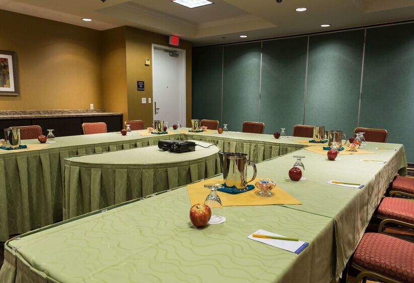 בית מלון כפרי Hilton Garden Inn San Mateo