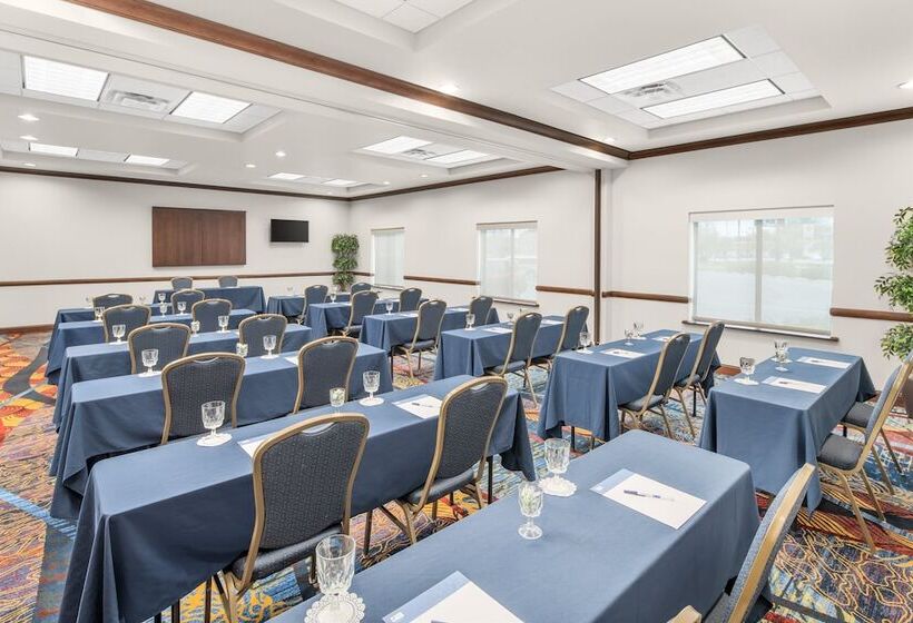 هتل Holiday Inn Express & Suites Wilmington Newark, An Ihg