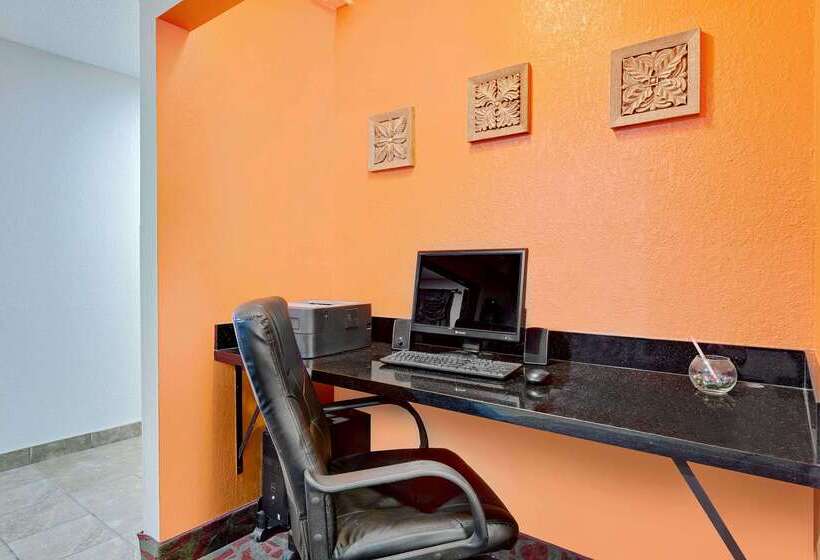 فندق Howard Johnson By Wyndham Waterloo/cedar Falls