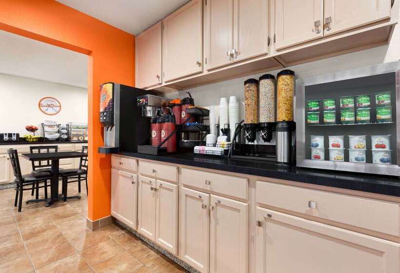 فندق Howard Johnson By Wyndham Waterloo/cedar Falls