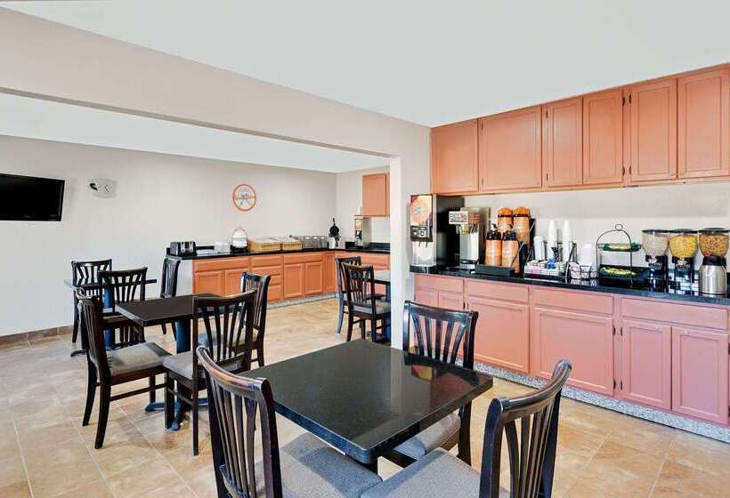 فندق Howard Johnson By Wyndham Waterloo/cedar Falls