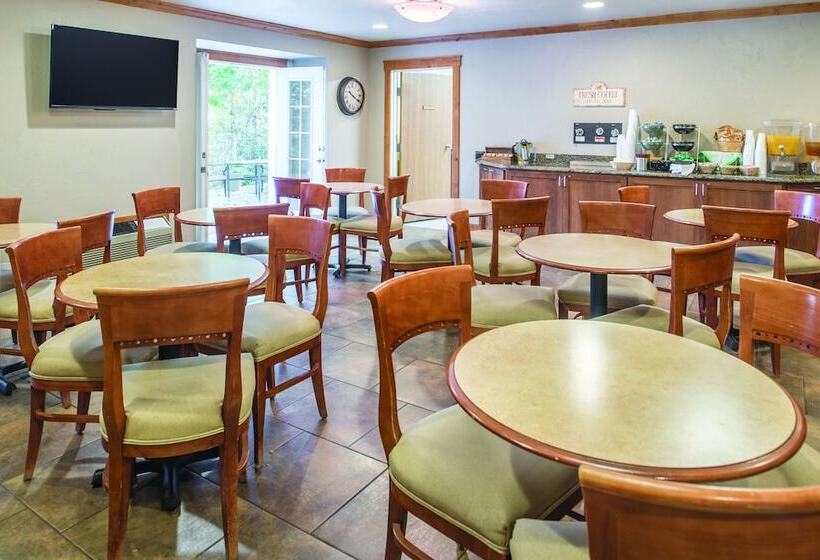 Отель Clarion Pointe Wenatchee