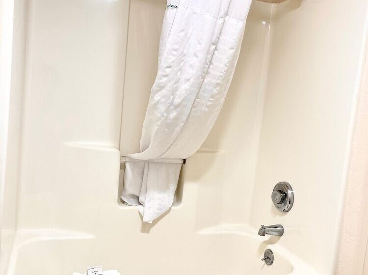 Отель Clarion Pointe Wenatchee